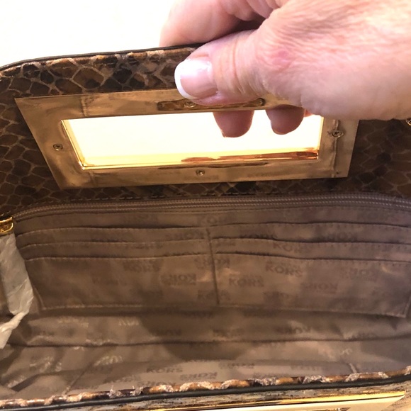 Embossed Snakeskin Clutch - Picture 5 of 6